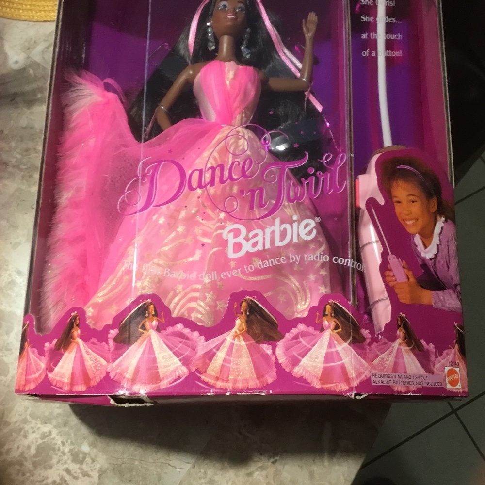 Dance n Twirl Barbie (First Barbie ever to dance by radio control!) - Picture 5 of 16